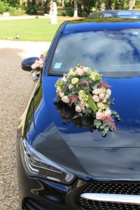 Bouquet de mariée sur capot de voiture